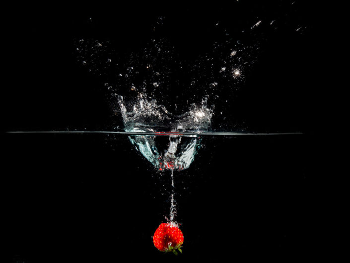 photo fraise qui tombe dans l'eau flash