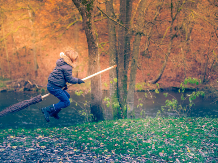 Un enfant qui vole sur son balais magique, comme Harry Potter