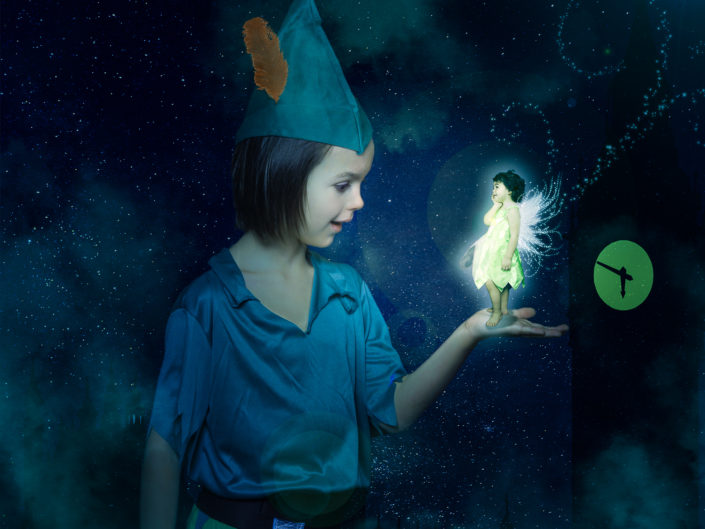 Peter Pan et la féé clochette à Londres - montage photoshop - frère et soeur